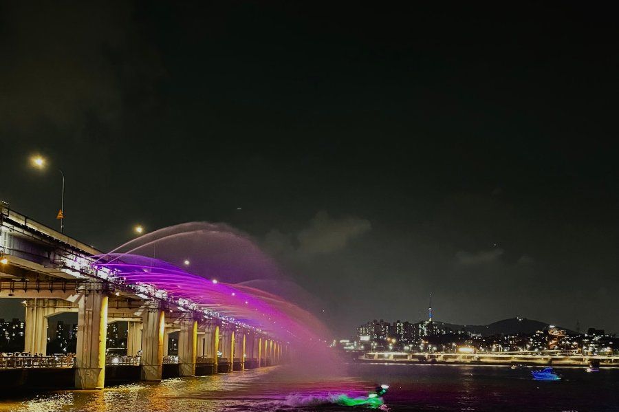 Công viên ven sông Hán với đài phun nước cầu Banpo về đêm, Seoul, Hàn Quốc