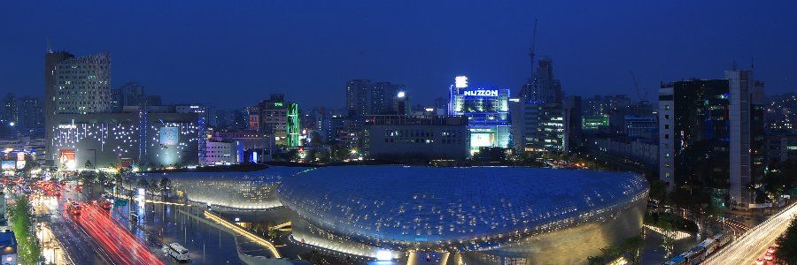 Kiến trúc uốn lượn tương lai của Dongdaemun Design Plaza (DDP) lên đèn về đêm, Seoul