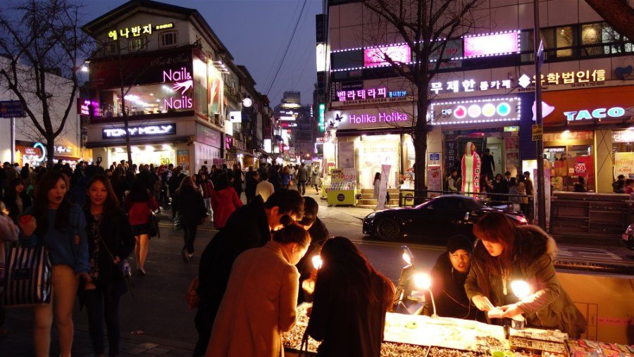 Nghệ thuật đường phố graffiti đầy màu sắc ở khu Hongdae, Seoul, Hàn Quốc