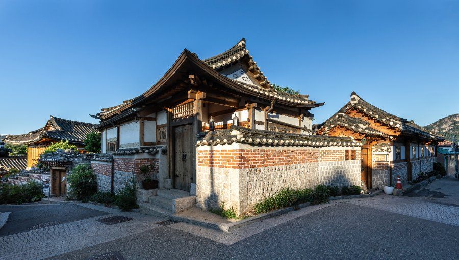 Du khách mặc hanbok truyền thống dạo chơi tại làng cổ Bukchon Hanok Village, Seoul