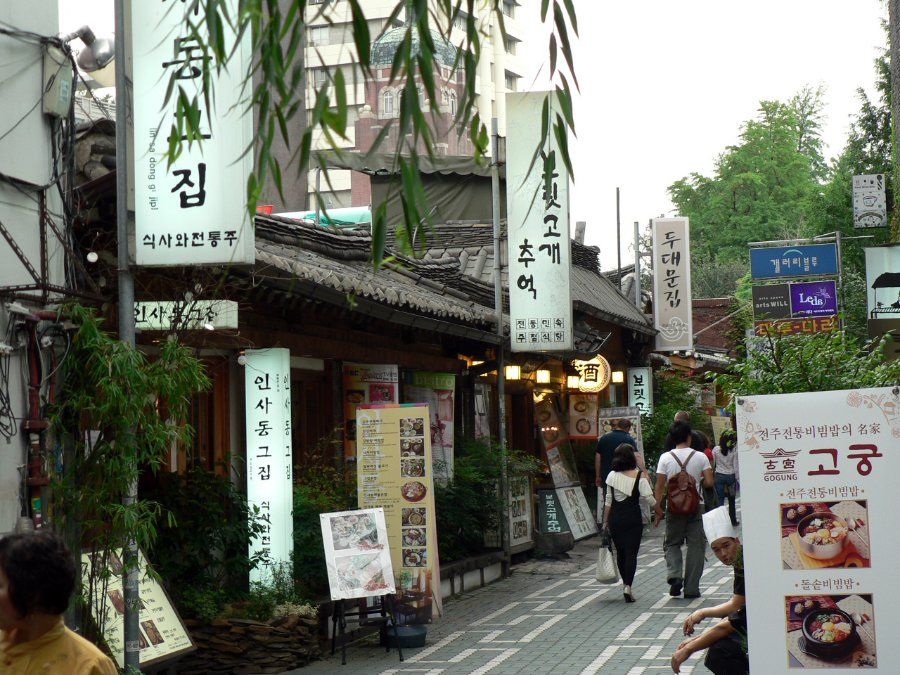 Phố Insadong với các cửa hàng đồ thủ công mỹ nghệ truyền thống, Seoul, Hàn Quốc