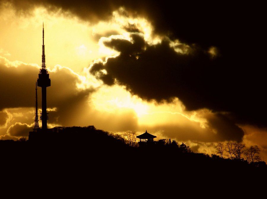 Tháp N Seoul Tower trên núi Namsan nhìn từ xa lúc hoàng hôn, Seoul, Hàn Quốc