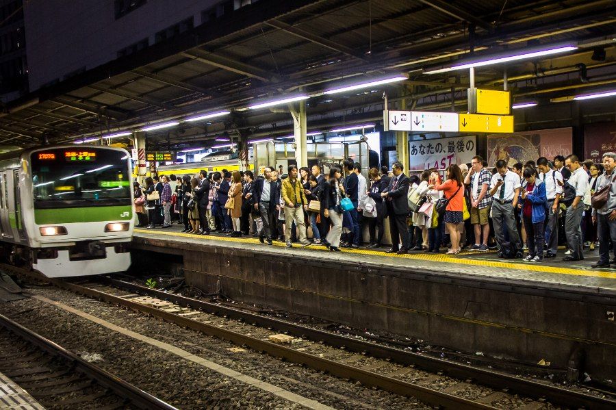 Ga Shinjuku giờ cao điểm với đông đảo hành khách chờ tàu điện, Tokyo, Nhật Bản