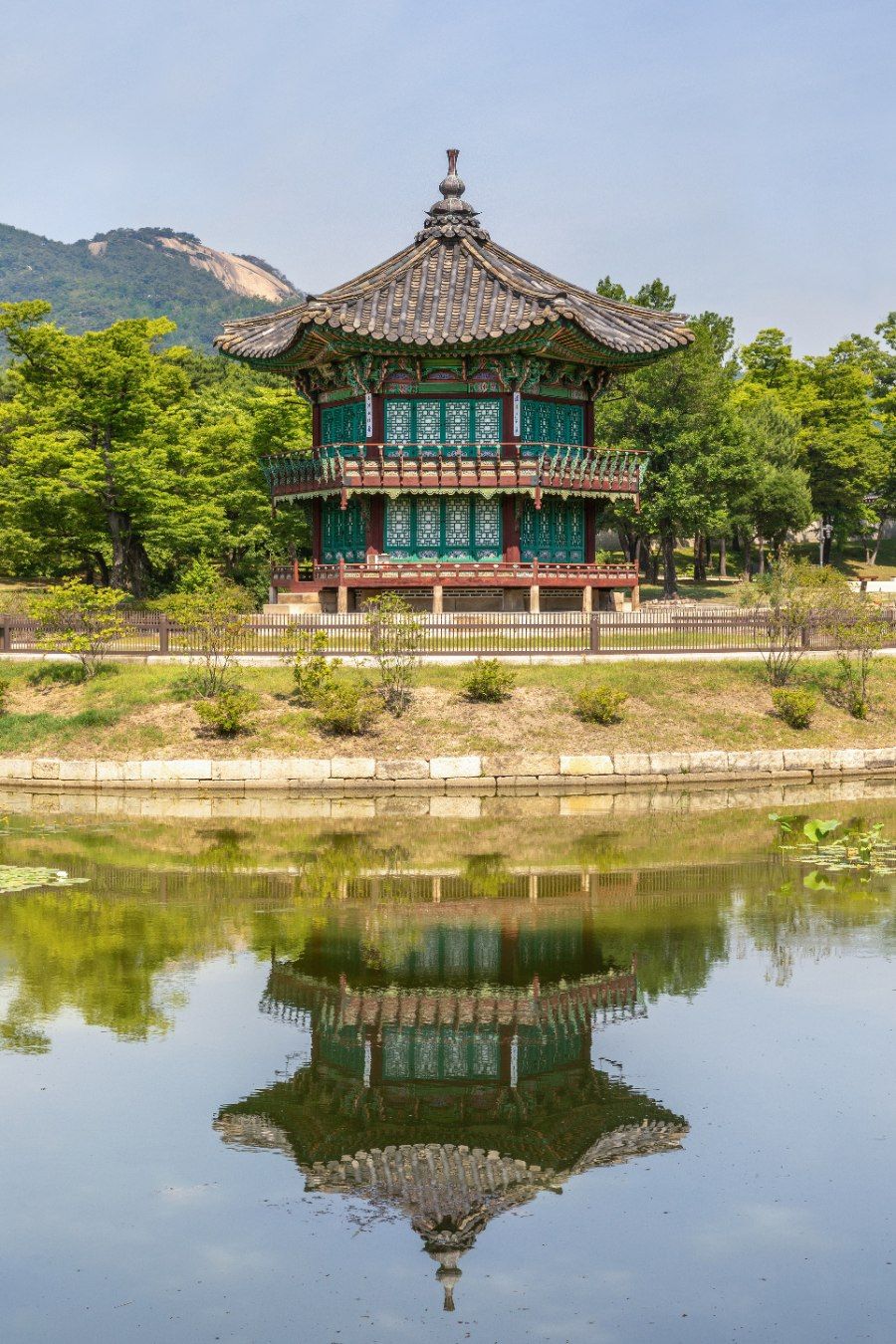 Đình Hyangwonjeong soi bóng xuống hồ tại Gyeongbokgung