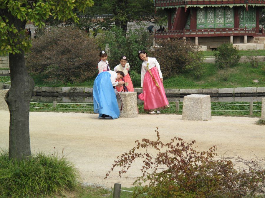 Du khách mặc hanbok truyền thống tham quan Gyeongbokgung