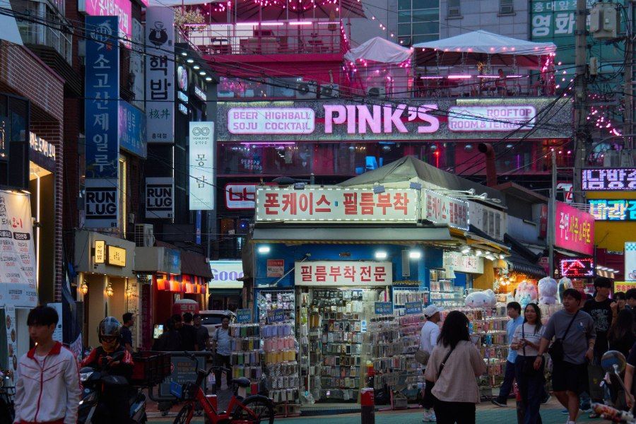 Khu phố Hongdae trẻ trung năng động gần Đại học Hongik
