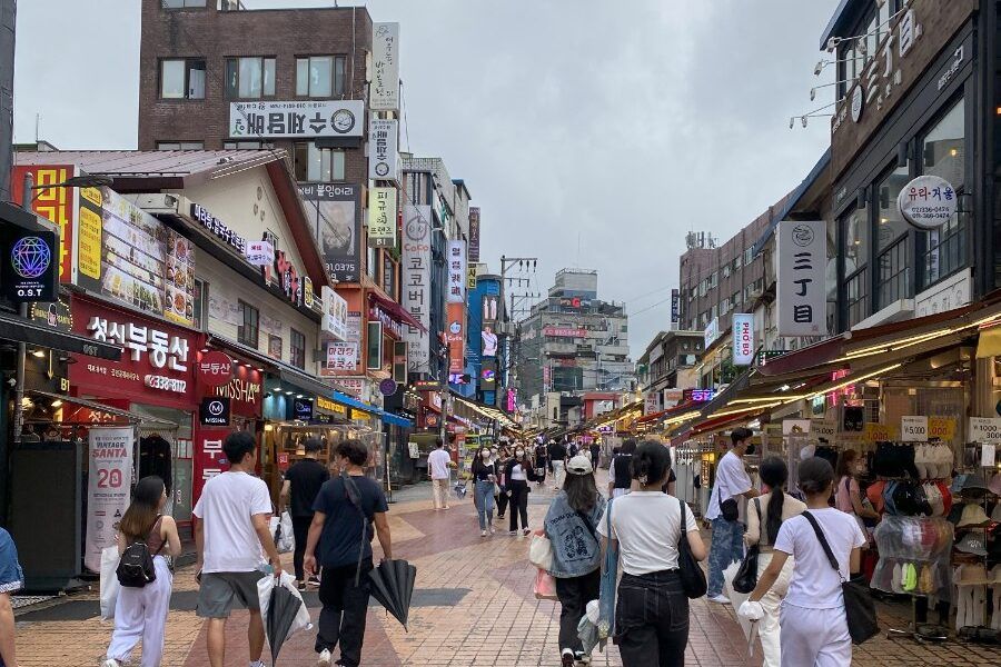 Phố Hongdae sôi động với nghệ thuật đường phố tại Seoul