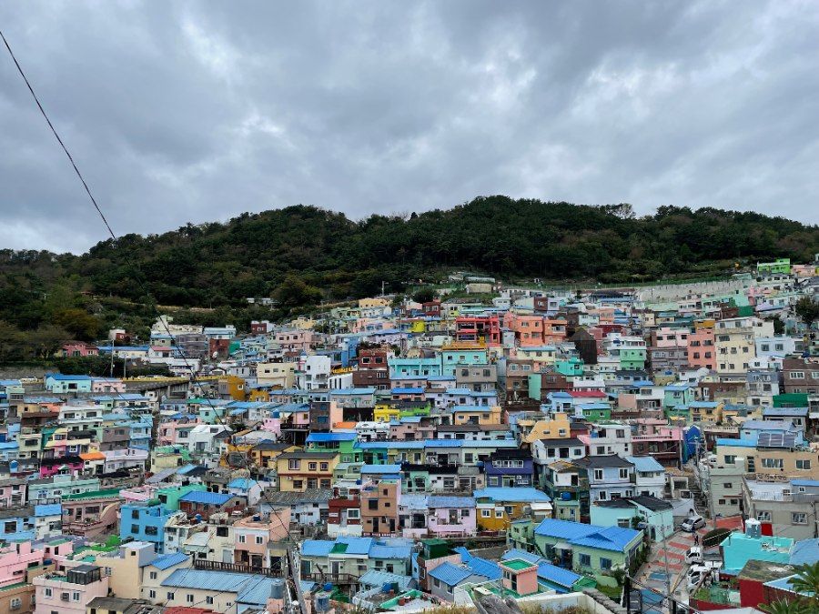 Du khách tham quan làng bích họa Gamcheon Busan