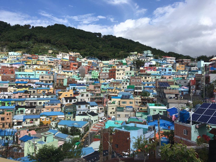 Ngõ hẻm với tranh tường nghệ thuật tại làng Gamcheon Busan