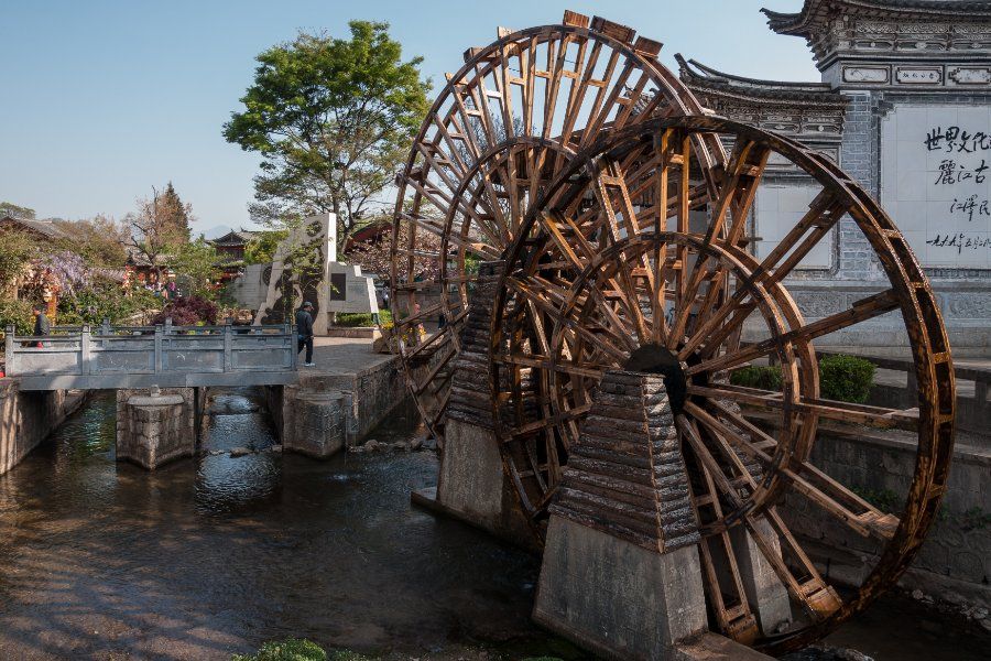 Phố cổ Lệ Giang với kênh nước trong xanh và cầu đá cổ kính, Vân Nam Trung Quốc
