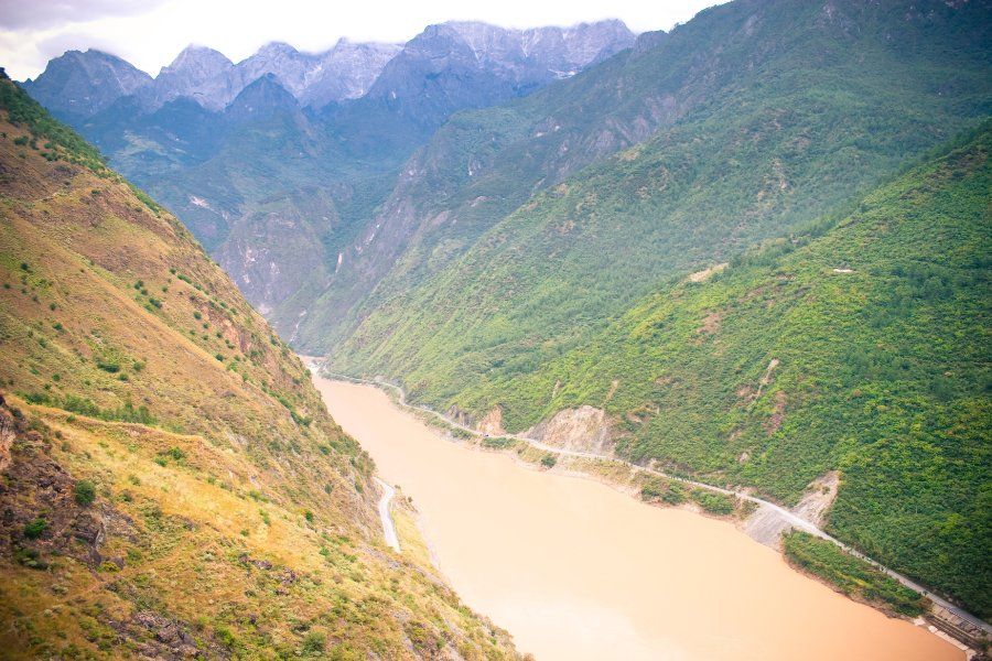 Hẻm núi Hổ Khiêu Hiệp trên sông Kim Sa gần Lệ Giang, Vân Nam Trung Quốc