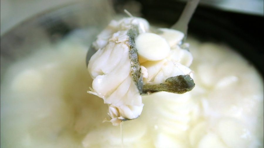 Canh bánh gạo Tteokguk món ăn truyền thống ngày Tết Seollal Hàn Quốc