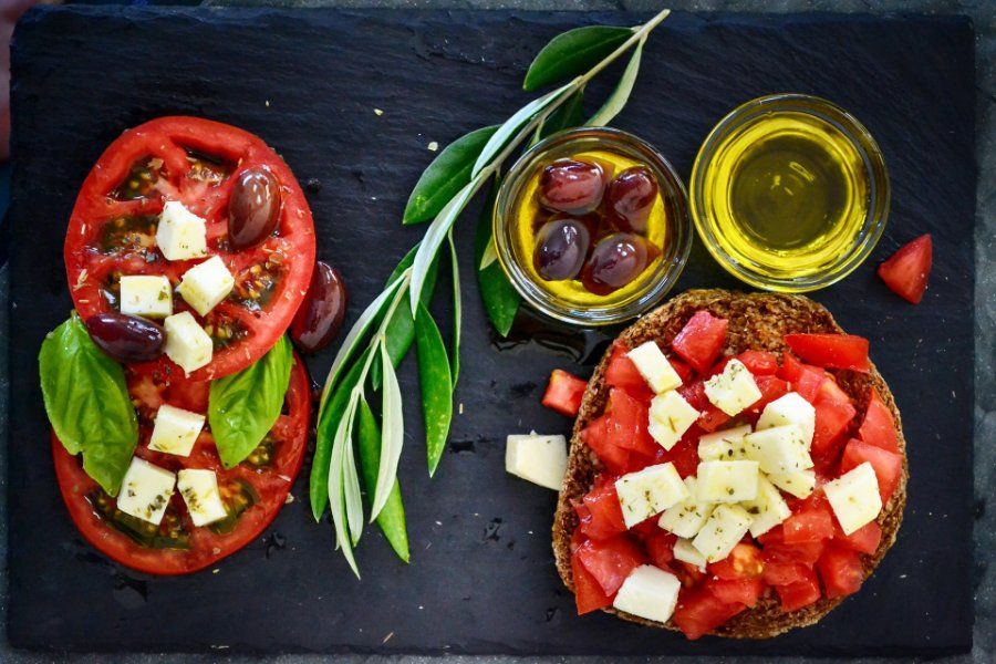 Món Dakos Hy Lạp - đặc trưng ẩm thực Địa Trung Hải với cà chua và phô mai feta