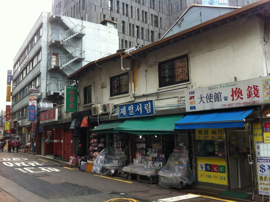 Biển hiệu cửa hàng đầy màu sắc tại phố Myeongdong