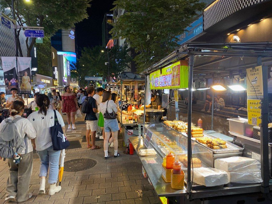 Chợ đêm Myeongdong với hàng loạt gian hàng ẩm thực đường phố