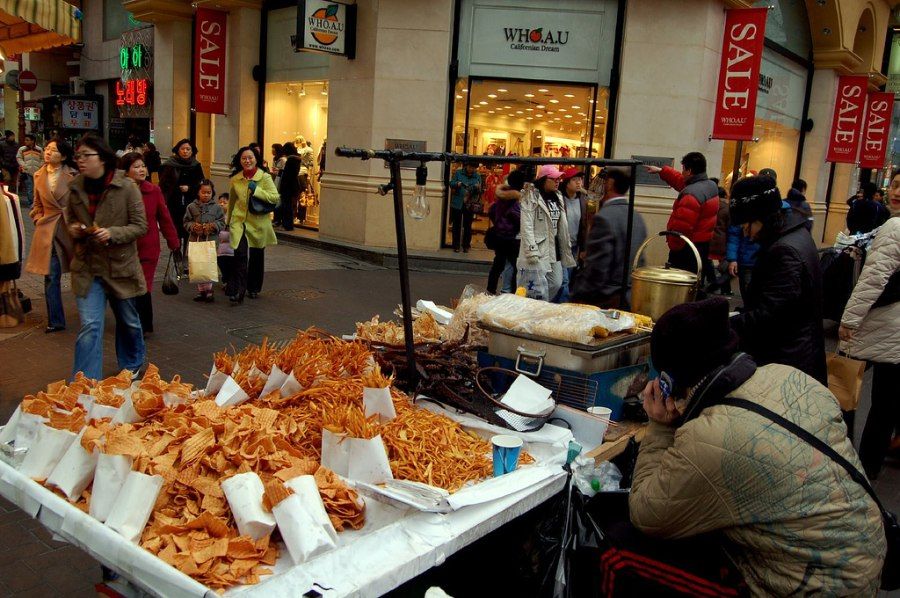 Cửa hàng thời trang và mỹ phẩm san sát tại Myeongdong