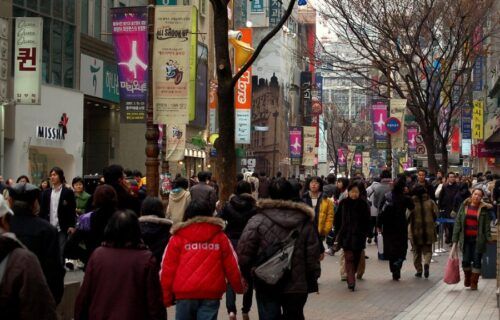 Phố mua sắm Myeongdong nhộn nhịp giữa trung tâm Seoul