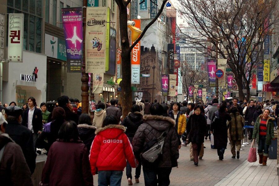 Phố mua sắm Myeongdong nhộn nhịp giữa trung tâm Seoul