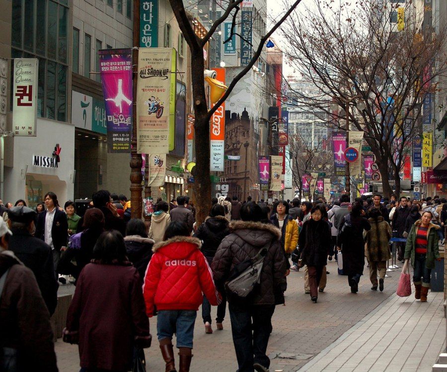 Phố mua sắm Myeongdong nhộn nhịp giữa trung tâm Seoul