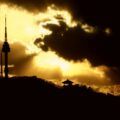 Tháp N Seoul rực rỡ lúc hoàng hôn trên núi Namsan