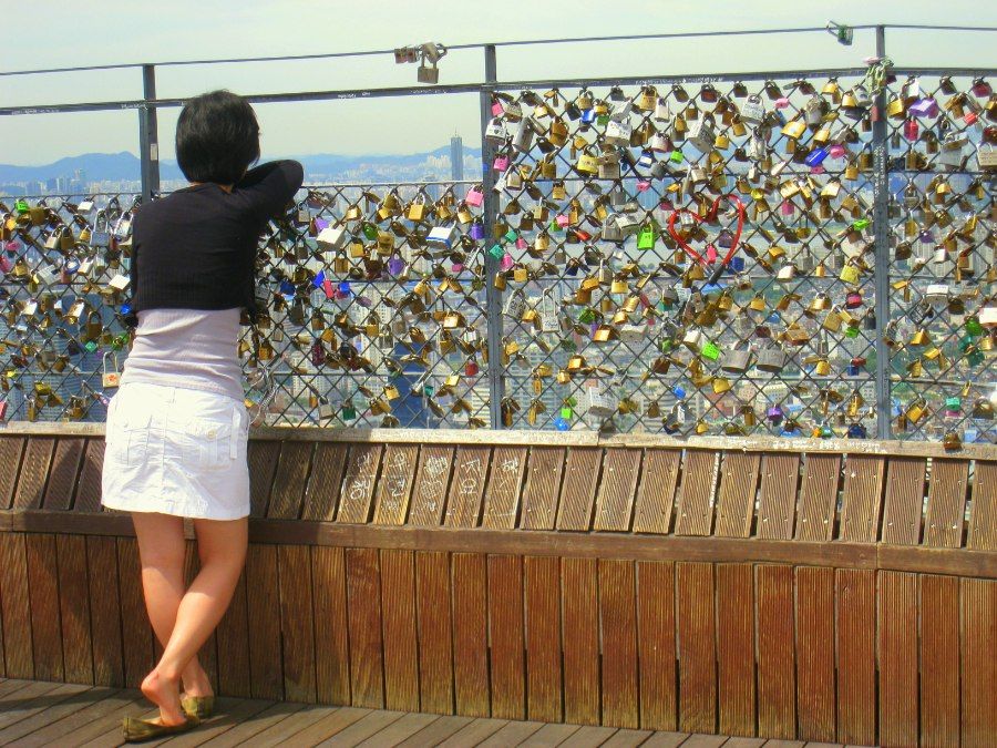 Hàng nghìn ổ khóa tình yêu tại đài quan sát N Seoul Tower