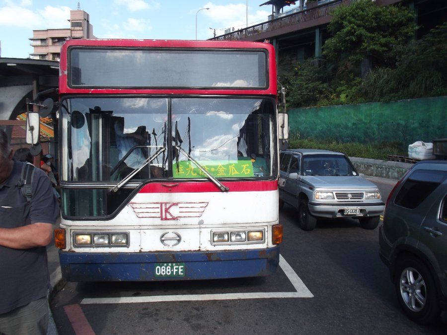 Xe buýt Keelung Bus 1062 di chuyển từ Đài Bắc đến Cửu Phần, Đài Loan