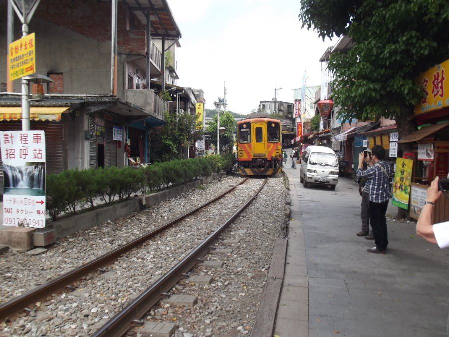 Đoàn tàu Pingxi Line chạy qua phố cổ Thập Phần, Đài Loan
