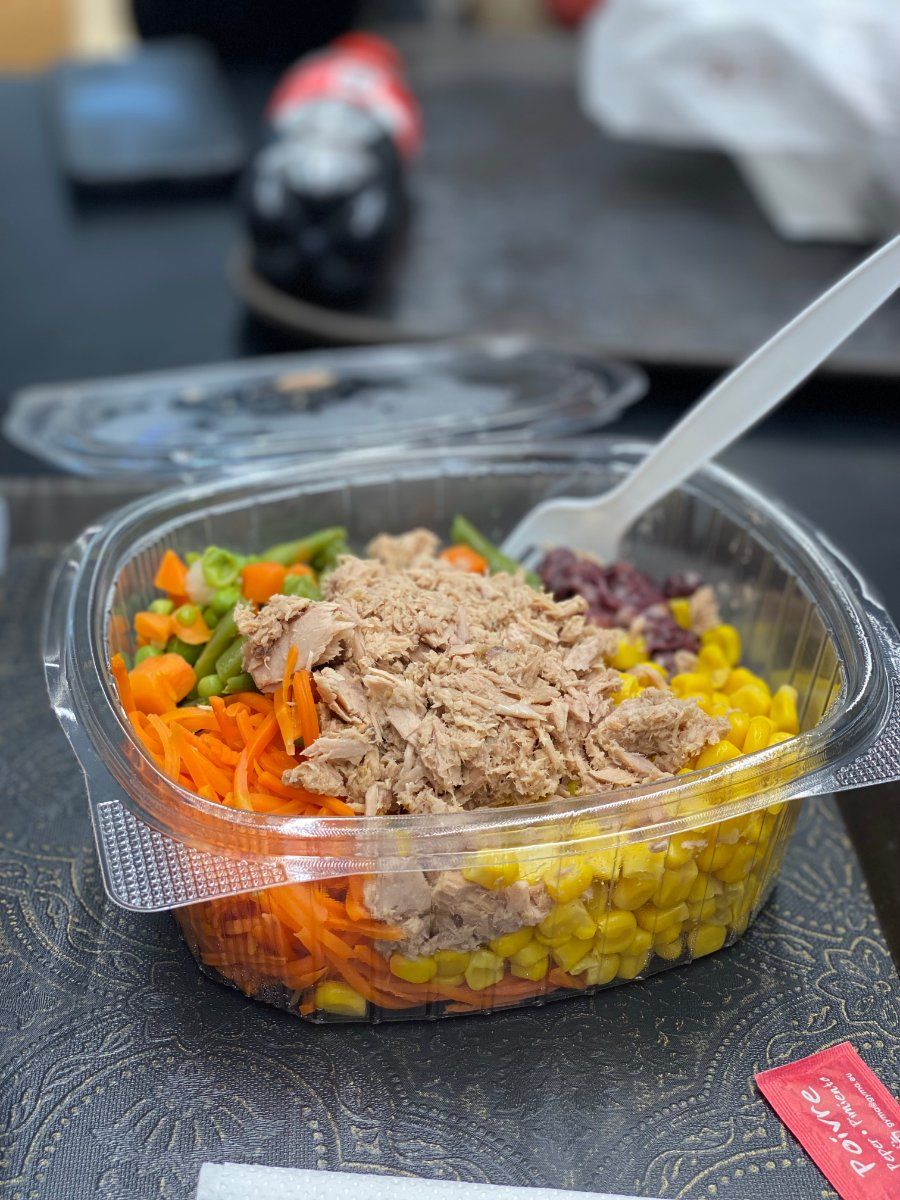 Salad cá ngừ kết hợp rau củ trong giai đoạn Hành Trình của Dukan Diet