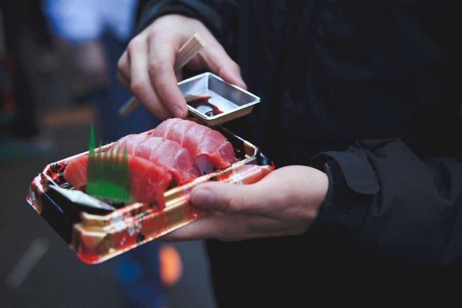 Hộp sashimi tươi mua tại chợ Tsukiji, một trải nghiệm ẩm thực đường phố nổi tiếng ở Tokyo