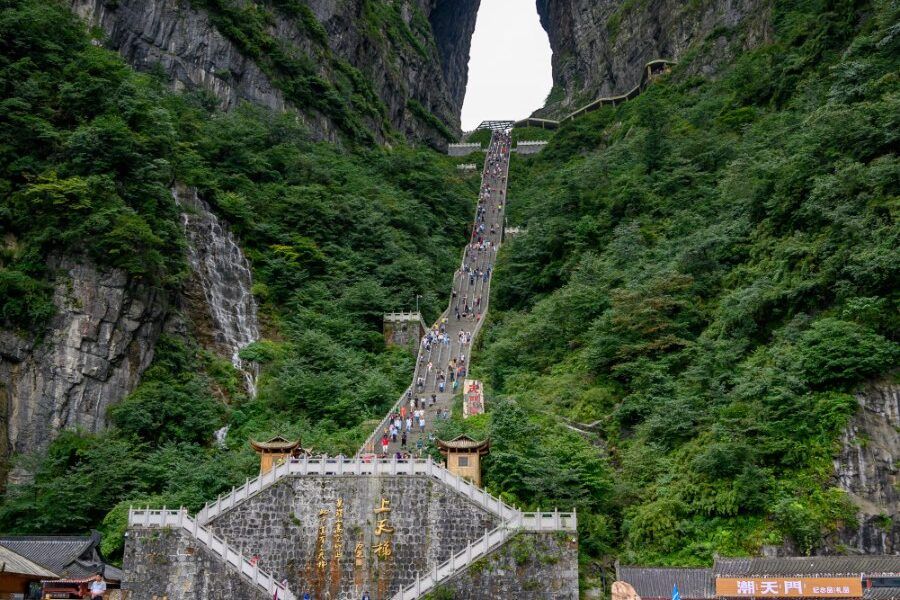 Cổng Trời Thiên Môn Sơn nhìn từ xa giữa mây núi Trương Gia Giới