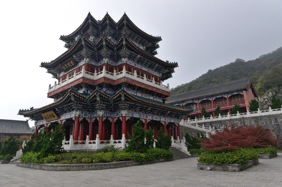 Ngôi đền cổ trên đỉnh Thiên Môn Sơn