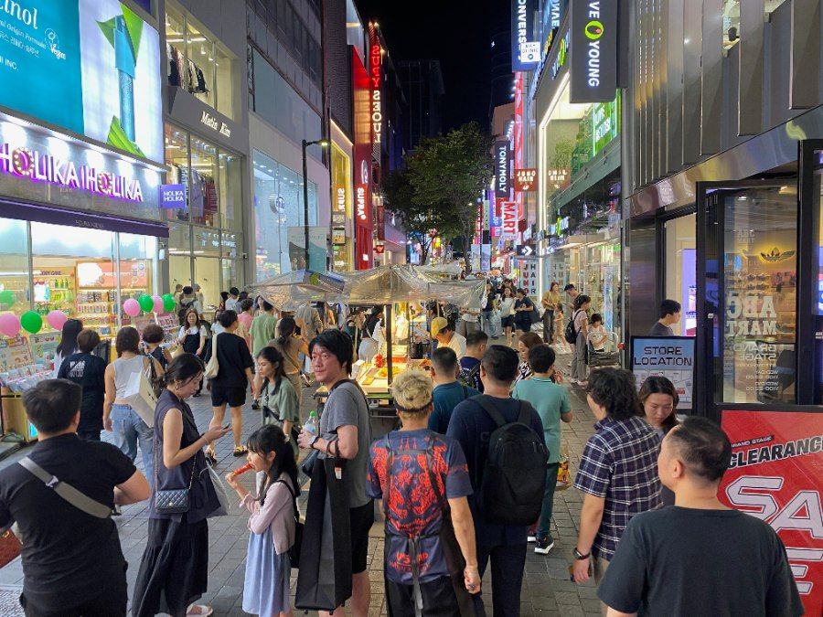 Phố Myeongdong đông đúc du khách vào mùa cao điểm tại Seoul