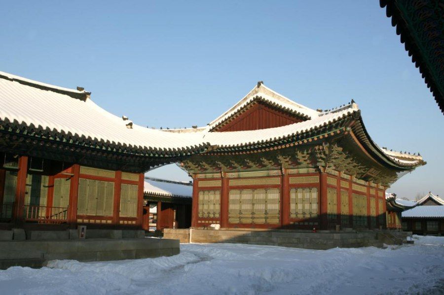 Cung điện Gyeongbokgung phủ tuyết trắng vào mùa đông Seoul