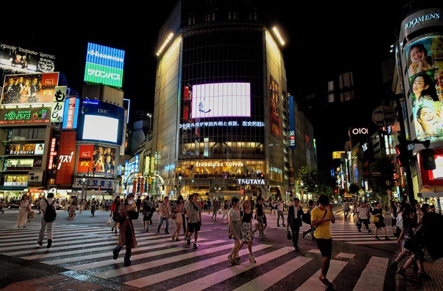 Giao lộ Shibuya đông đúc du khách vào mùa cao điểm tại Tokyo