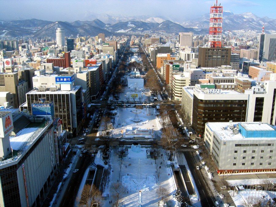 Tuyết phủ trắng công viên Odori tại Sapporo, Hokkaido mùa đông