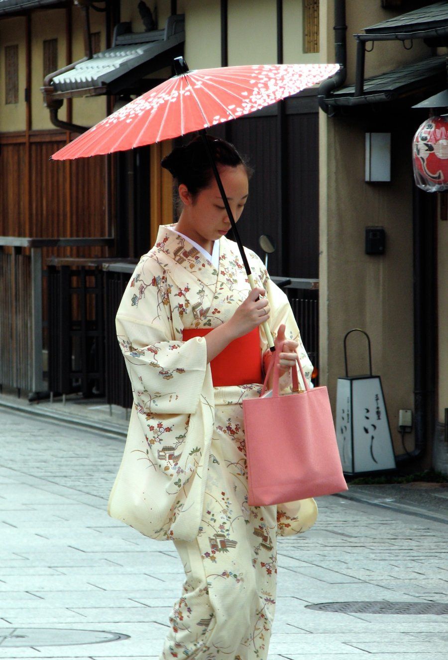 Phụ nữ mặc kimono truyền thống dạo bước tại phố cổ Gion, Kyoto