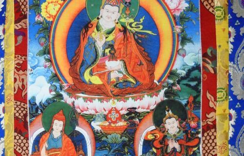 Tranh cuộn Thangka vẽ hình tượng Phật giáo Tây Tạng với hoa văn tinh xảo