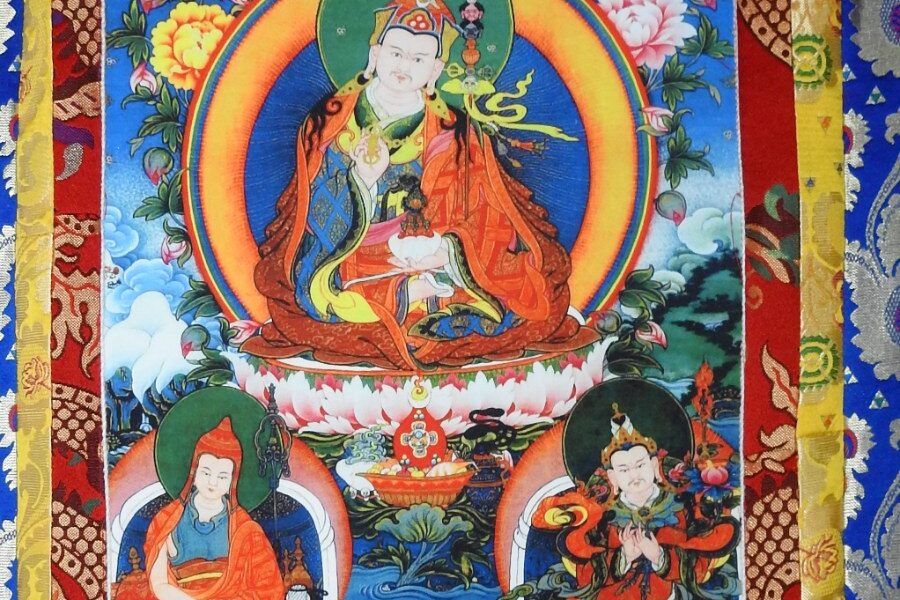 Tranh cuộn Thangka vẽ hình tượng Phật giáo Tây Tạng với hoa văn tinh xảo