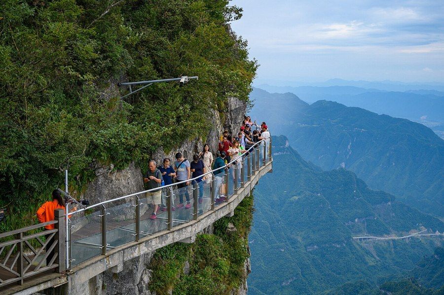 Núi Thiên Môn Sơn với đỉnh núi hùng vĩ Trương Gia Giới
