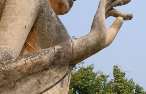 Tượng Phật thể hiện cử chỉ tay (Mudra) theo phong cách điêu khắc Sukhothai, Thái Lan