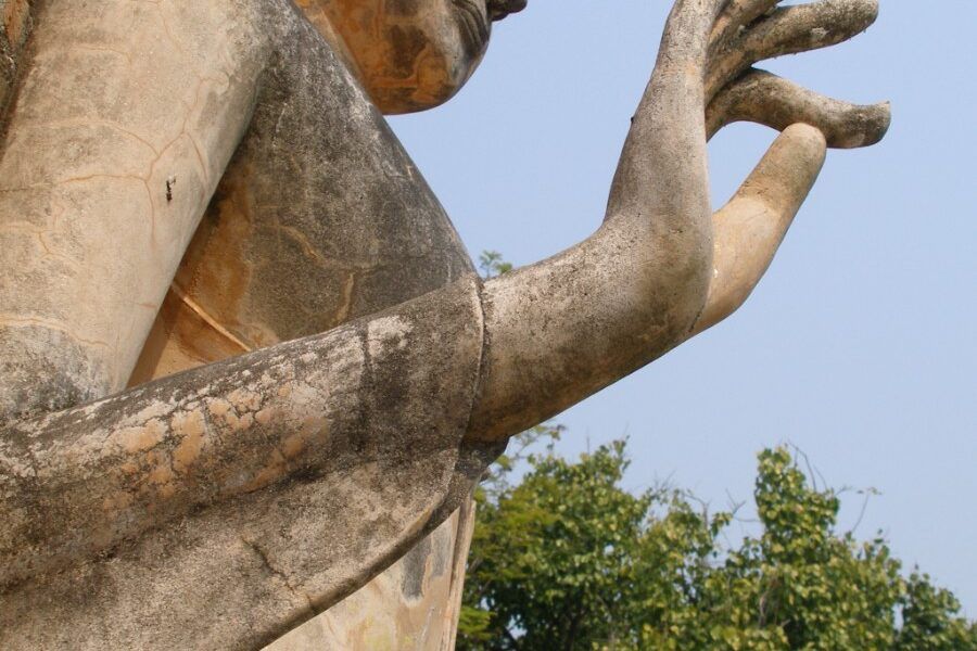 Tượng Phật thể hiện cử chỉ tay (Mudra) theo phong cách điêu khắc Sukhothai, Thái Lan