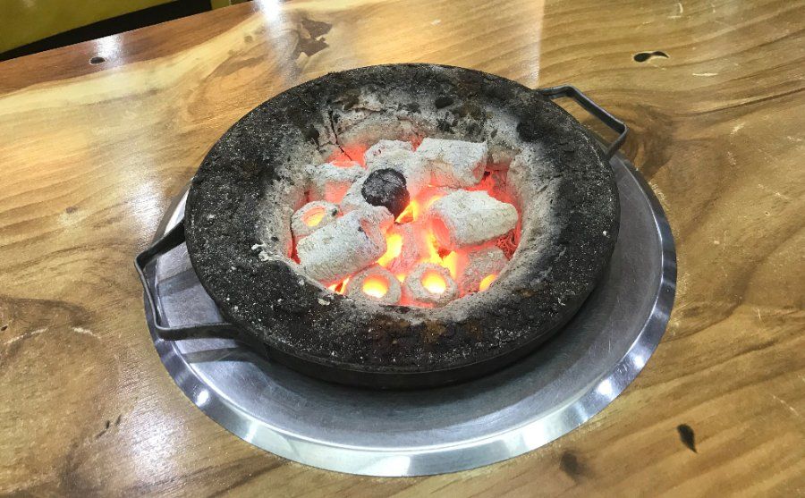 Bàn nướng thịt kiểu Hàn Quốc thể hiện văn hóa ăn uống chung mâm