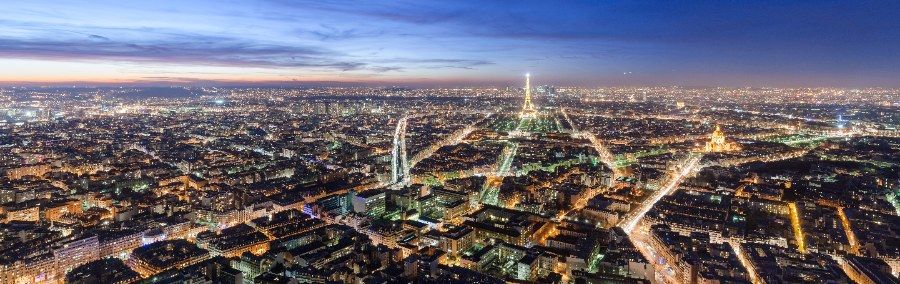 Toàn cảnh Paris về đêm với tháp Eiffel rực sáng, Pháp