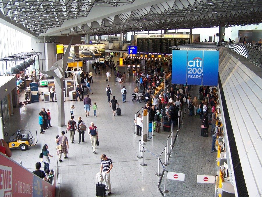 Sảnh chờ nhà ga sân bay Frankfurt, Đức — một trong những cửa ngõ nhập cảnh chính vào khối Schengen