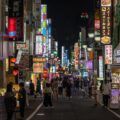 Ánh đèn neon rực rỡ tại khu giải trí Kabukicho, Shinjuku