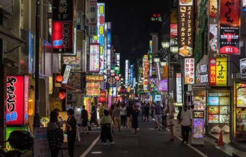 Ánh đèn neon rực rỡ tại khu giải trí Kabukicho, Shinjuku