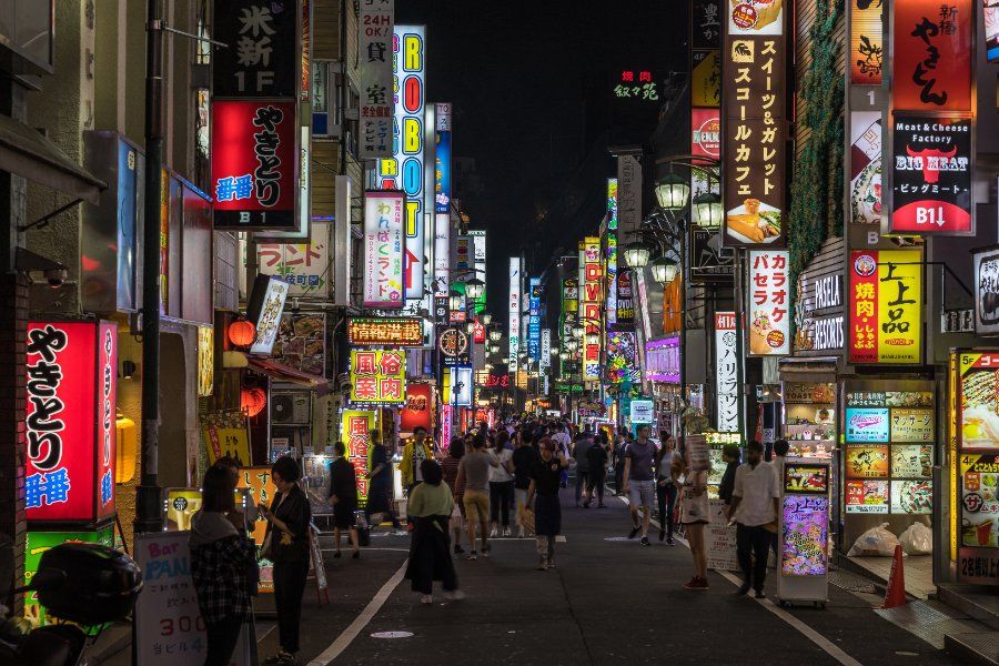 Ánh đèn neon rực rỡ tại khu giải trí Kabukicho, Shinjuku