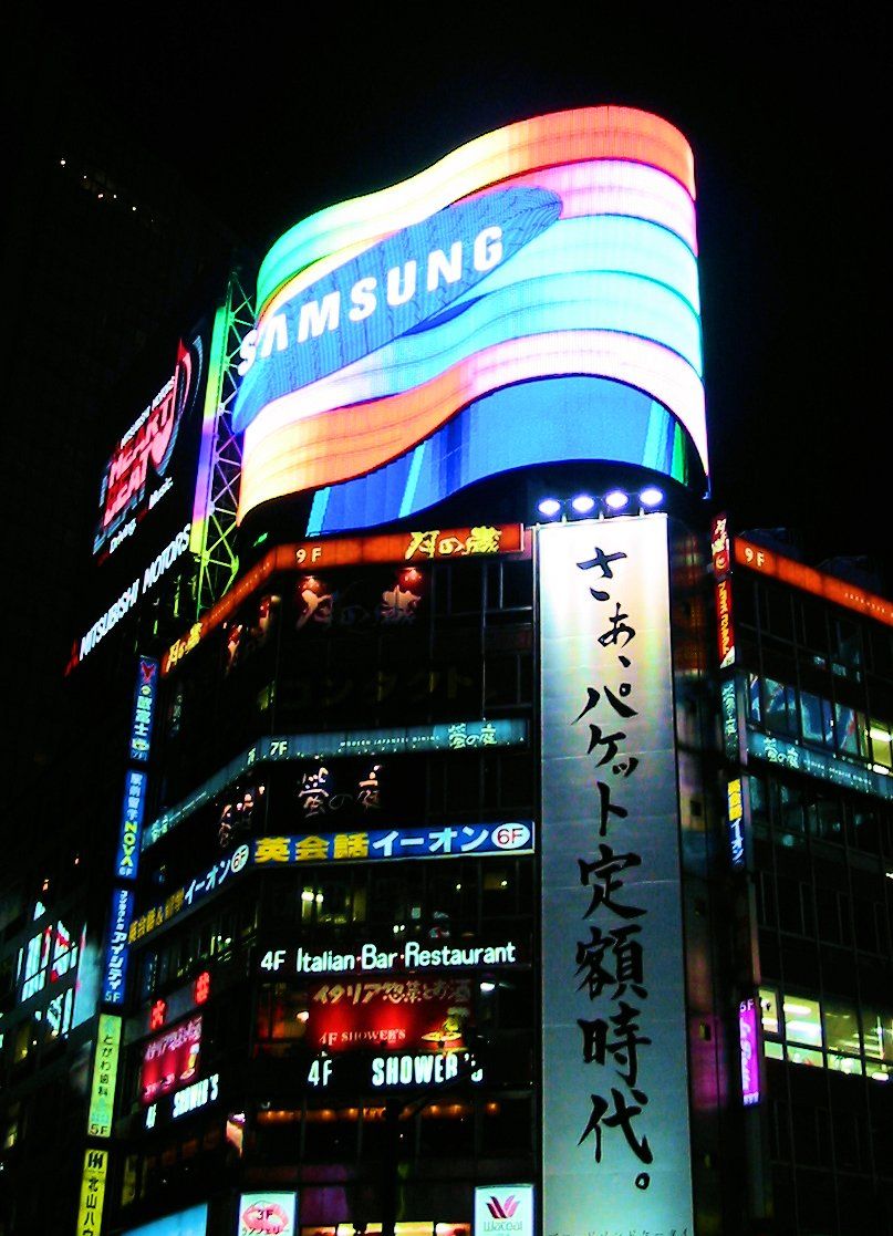 Ánh đèn neon Shibuya về đêm Tokyo