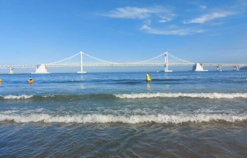 Toàn cảnh bãi biển Gwangalli với cầu Gwangan phía xa, Busan