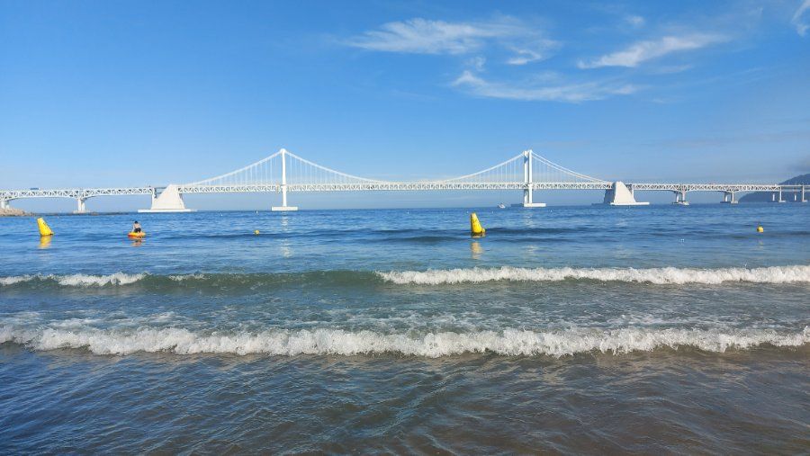 Toàn cảnh bãi biển Gwangalli với cầu Gwangan phía xa, Busan